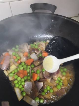 Stir-fried Cured Chicken Drumsticks with Onion and Peas recipe