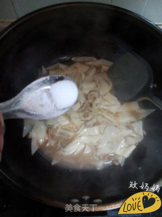 Cabbage Soy Pot Noodles recipe