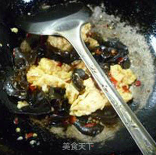 Scrambled Eggs with Chopped Pepper and Black Fungus recipe
