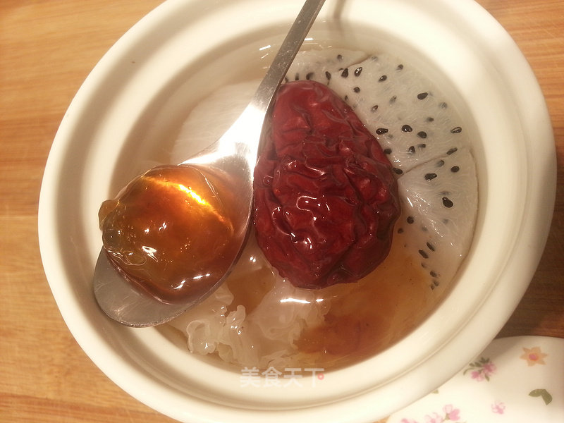 Peach Gum Tremella Pitaya (stewed in Water) recipe