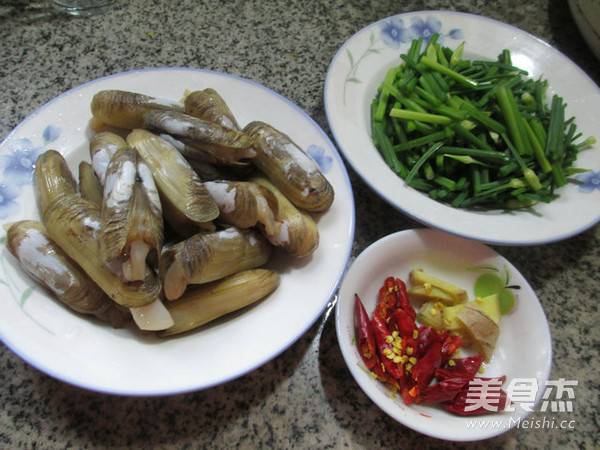 Fried Razor Clams with Leek Flowers recipe