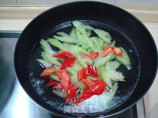 Stir-fried "fried Fish Fillet with Celery" recipe