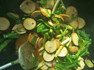 Stir-fried Vegetarian Chicken with Garlic Sprouts recipe