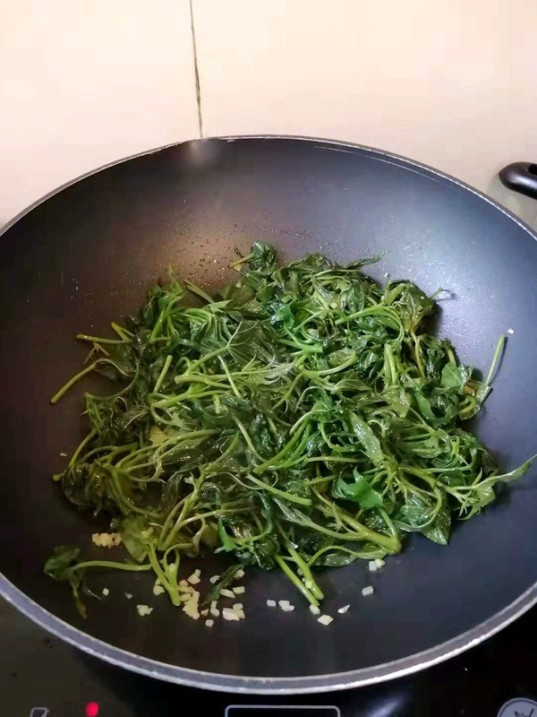 Fried Noodles with Sweet Potato Leaves recipe