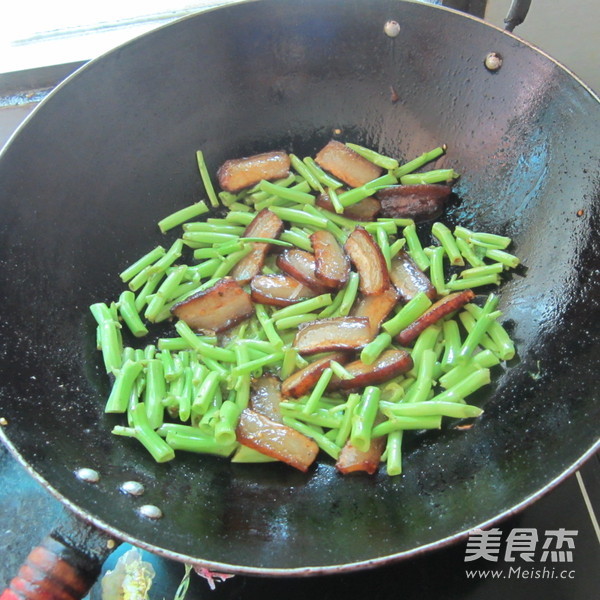 Stir-fried Dongpo Pork with Cai Gengzi recipe