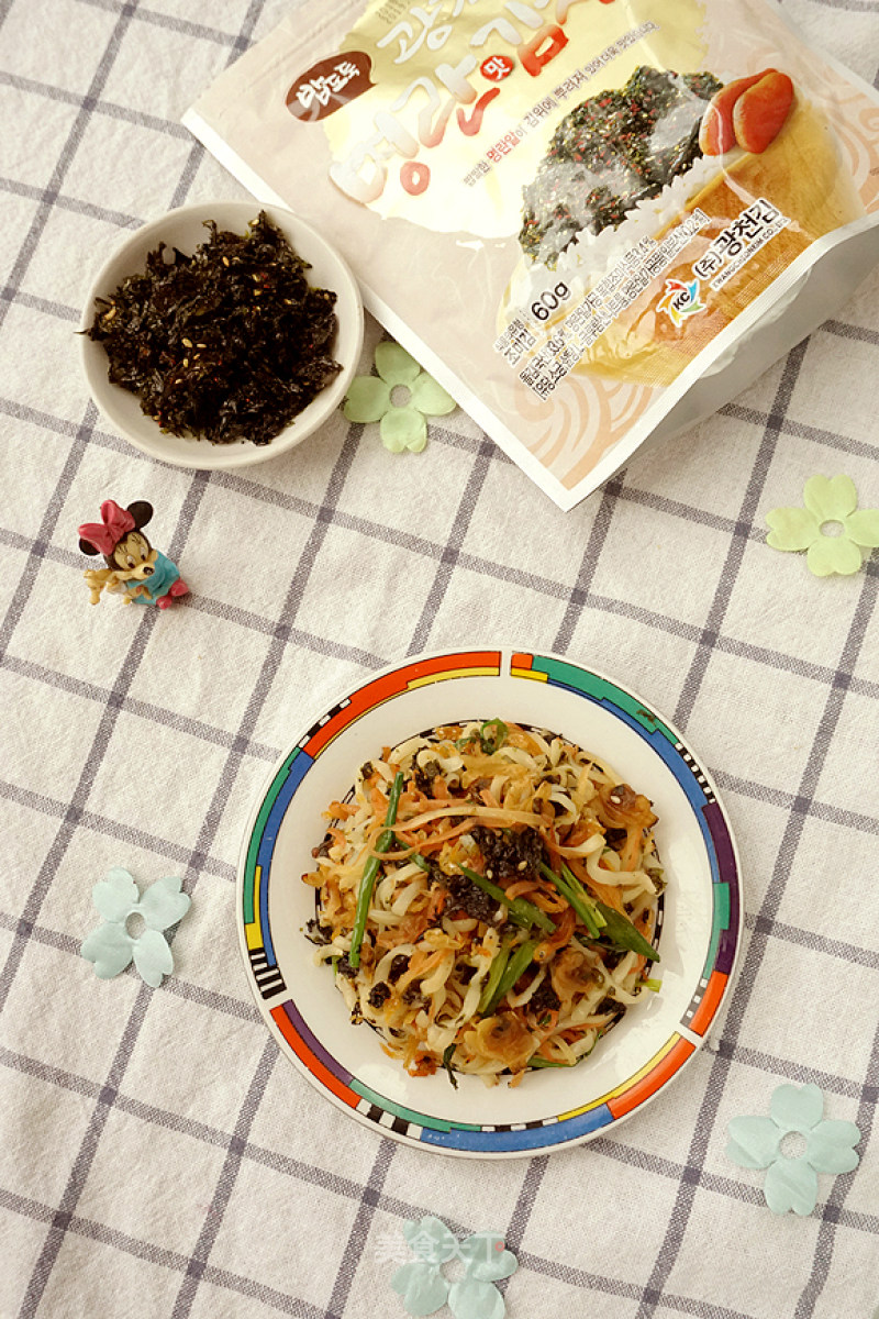 Fried Instant Noodles with Seafood and Carrot