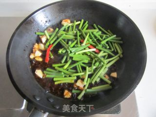 [hubei] Stir-fried Eggplant with Garlic Stalks recipe