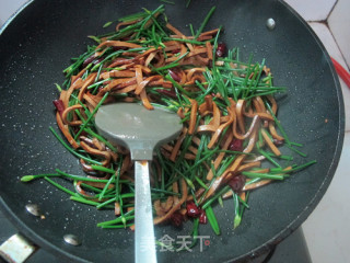 Stir-fried Chives with Fragrant Dried recipe