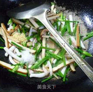 Stir-fried Squid with Leek and Floral Fragrance recipe