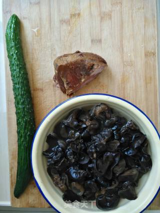 Beef with Cucumber Fungus recipe