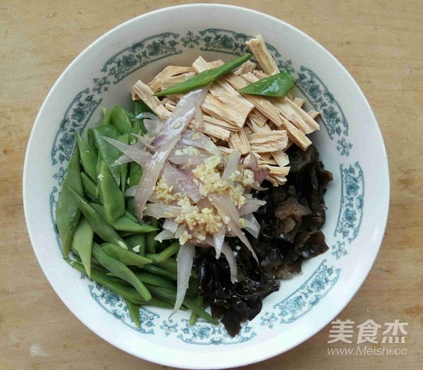 Garlic, Lentils, Fungus and Yuba Mixed with Vegetables recipe