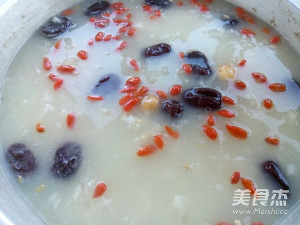 Tremella, Lotus Seed, Fig and Brown Rice Porridge recipe