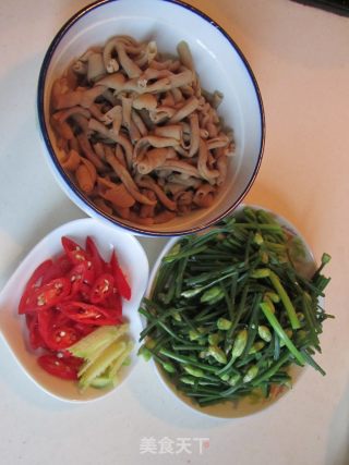 Stir-fried Duck Intestines with Leek Flowers recipe