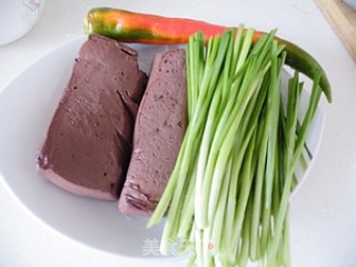 A Quick Appetizer Nutritious Dish Worth 2 Yuan-----stir-fried Pork Blood with Leeks recipe