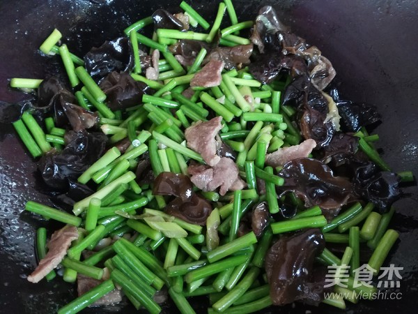 Stir-fried Pork with Garlic and Fungus recipe