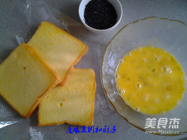 Fried Eggs on Toast Bread recipe