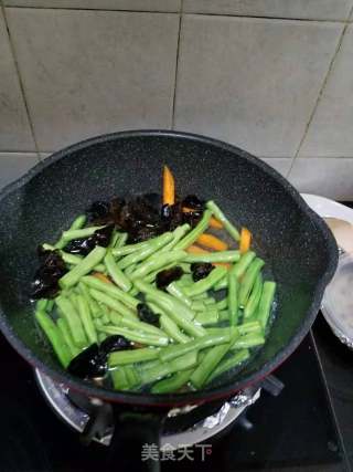 Stir-fried Black Fungus and String Beans with Tender Ginger recipe