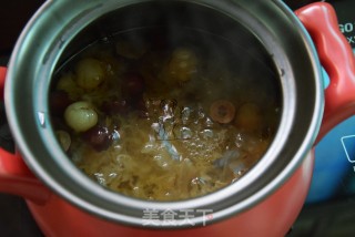 Sweet Soup with Red Dates, Longan and Tremella recipe