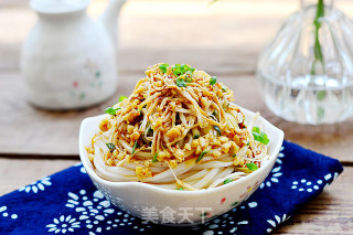 Cold Noodles Can Also be Eaten with Ice and Fire-hot and Sour Chicken Noodles recipe