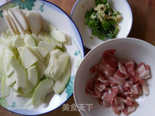 Fried Pork with Zucchini, Apricot and Baoru recipe