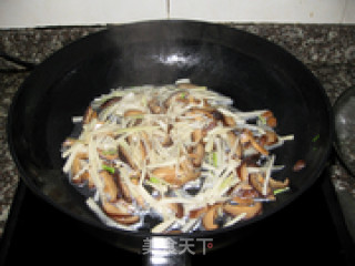 Zhejiang Snacks Fried Noodles with Mushrooms recipe