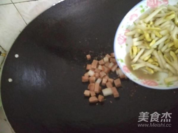 Fried Peanut Seedlings with Vegetarian Meat recipe