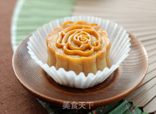 Mooncake with Lotus Seed Paste and Egg Yolk recipe