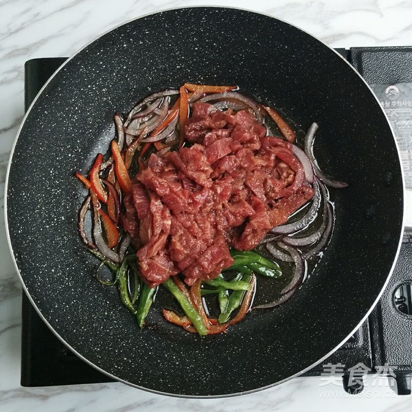 Fried Noodles with Garlic Beef Tenderloin recipe