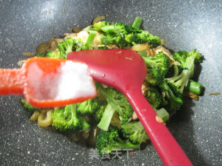 Stir-fried Broccoli with Duck Eggs and Shredded Mustard recipe