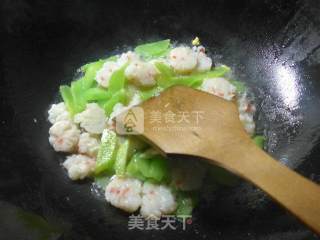 Scrambled Eggs with Lettuce and Shrimp Balls recipe