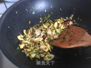 Stir-fried Geoduck Slices with Spring Bamboo Shoots and Pickles recipe