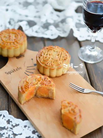 Double Yellow Moon Cake with Lotus Seed Paste