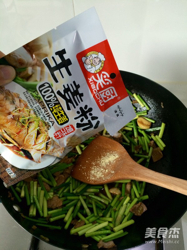 Stir-fried Pork with Garlic Stalks recipe