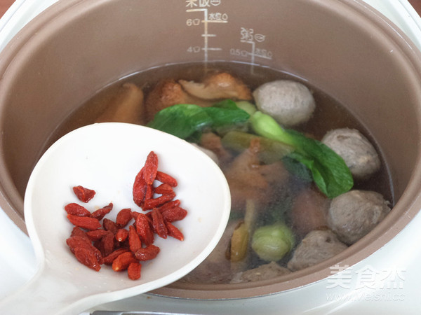 Beef Balls in Claypot with Hericium recipe