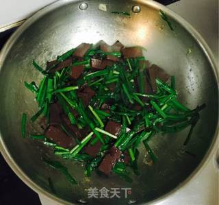 Stir-fried Chives with Blood Tofu recipe