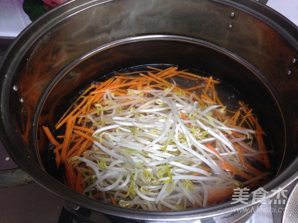 Leek Mixed with Bean Sprouts recipe