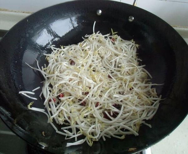 Scrambled Eggs with Leek and Green Bean Sprouts recipe