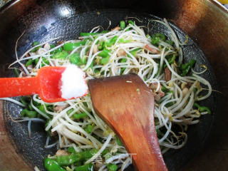 Stir-fried Mung Bean Sprouts with Shredded Pork and Wrinkled Pepper recipe