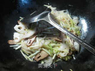 Stir-fried Lotus Root with Fragrant Dried Leek Buds recipe