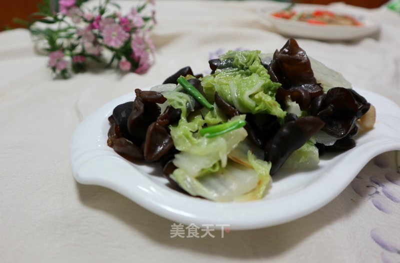 Stir-fried Cabbage with Black Fungus recipe