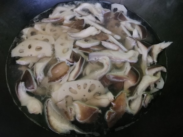 Scrambled Eggs with Mushroom and Lotus Root Slices recipe