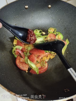 Stir-fried Herring Fillets with Tomatoes and Green Peppers recipe