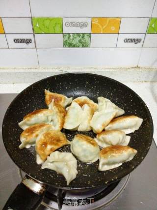 Fried Dumplings with Fresh and Tender Sea Oysters recipe