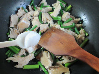 Stir-fried Roasted Bran with Garlic Sprouts recipe