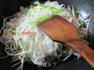 Stir-fried Rice Noodles with Green Pepper Shrimp Balls and Mung Bean Sprout Balls recipe