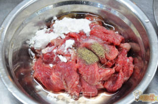 Explain in Detail The Production Details and Taste Characteristics of Scallion Fried Lamb recipe