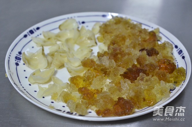 Four Beauty Stewed Peach Gum recipe