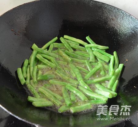 Sichuan Dry Stir-fried String Beans recipe