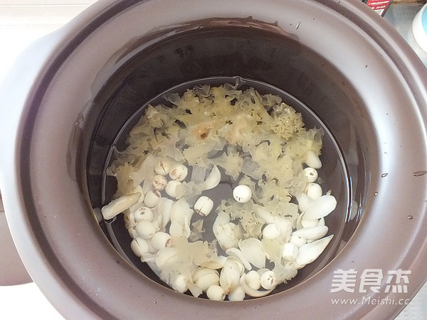 Supor. Lily, Lotus Seed and Tremella Soup recipe