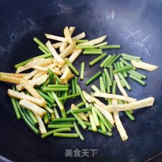 Stir-fried Potato Chips with Garlic Stalks recipe